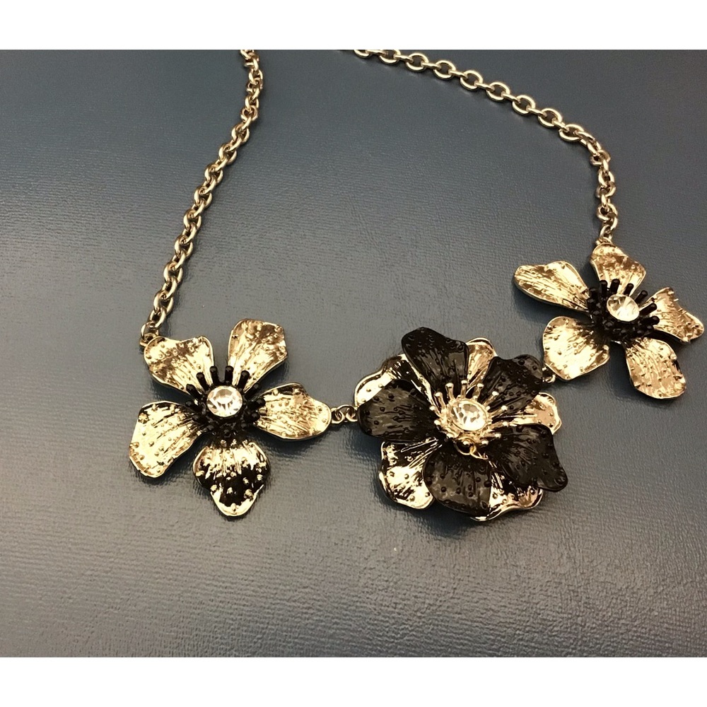 NWOT Beautiful Gold, Black and faux diamonds Floral Necklace